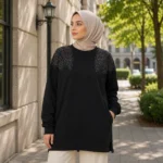 قميص نسائي طويل سادة باللون الأسود مع تطريز لامع على الأكتاف – صناعة تركية