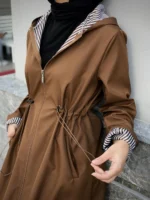 ⁦معطف شتوي طويل هودي باللون البني – صناعة تركية⁩ - الصورة ⁦2⁩