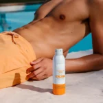 ⁦واقي شمس بخاخ شفاف للبشرة الرطبة ISDIN SPF50 – 250 مل⁩ - الصورة ⁦3⁩
