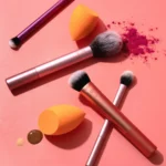 ⁦طقم فرش المكياج + 2 إسفنجات من Real Techniques – Everyday Essentials⁩ - الصورة ⁦2⁩