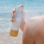 ⁦واقي شمس بخاخ شفاف للبشرة الرطبة ISDIN SPF50 – 250 مل⁩ - الصورة ⁦2⁩
