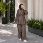 طقم قميص وبنطال نسائي تركي أنيق بتفاصيل كشكش ورباط خصر باللون البني – ملابس محتشمة للمحجبات