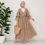فستان كاروهات بني بتصميم لف مع رباط جانبي – صناعة تركية