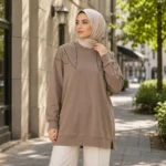 بلوزة طويلة نسائية باللون البيج الترابي مزينة بكريستالات – صناعة تركية