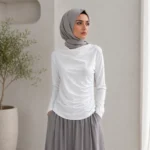 بلوزة نسائية بيضاء بكشكش جانبي وأكمام طويلة – مقاس حر