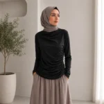 بلوزة نسائية سوداء بكشكش جانبي وأكمام طويلة – مقاس حر