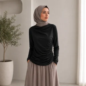 بلوزة نسائية سوداء بكشكش جانبي وأكمام طويلة – مقاس حر