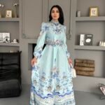 فستان نسائي طويل بنقشات فاخرة باللون الأزرق السماوي – تصميم أنيق