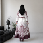⁦فستان نسائي طويل بنقشات فاخرة باللون العنابي – تصميم أنيق⁩ - الصورة ⁦3⁩