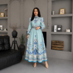 فستان نسائي طويل بنقشات فاخرة باللون الأزرق السماوي – تصميم أنيق