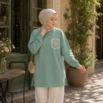 قميص نسائي طويل باللون الأخضر الضبابي مع جيب مطرز – صناعة تركية