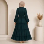 ⁦فستان نسائي طويل أخضر زمردي داكن بطبقات كشكش مع حزام خصر – تصميم محتشم أنيق – صناعة تركية⁩ - الصورة ⁦2⁩