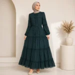 فستان نسائي طويل أخضر زمردي داكن بطبقات كشكش مع حزام خصر – تصميم محتشم أنيق – صناعة تركية
