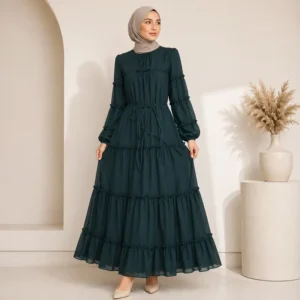 فستان نسائي طويل أخضر زمردي داكن بطبقات كشكش مع حزام خصر – تصميم محتشم أنيق – صناعة تركية