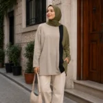 قميص نسائي واسع بقصة عصرية ثنائية اللون بدرجات البيج والزيتوني – مريح للإطلالات اليومية