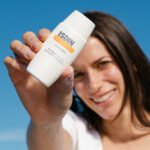 ⁦واقي شمس إيسدين فوتوألترا 100 أكتيف يونيفاي لتقليل التصبغات SPF 50+ - 50 ml⁩ - الصورة ⁦8⁩